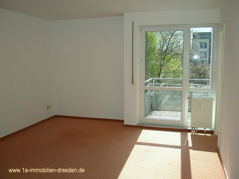 VW/WE12 links, 1 - Raumwohnung mit Balkon in Striesen fast an der Uni-Klinik, inkl. Aussenstellplatz